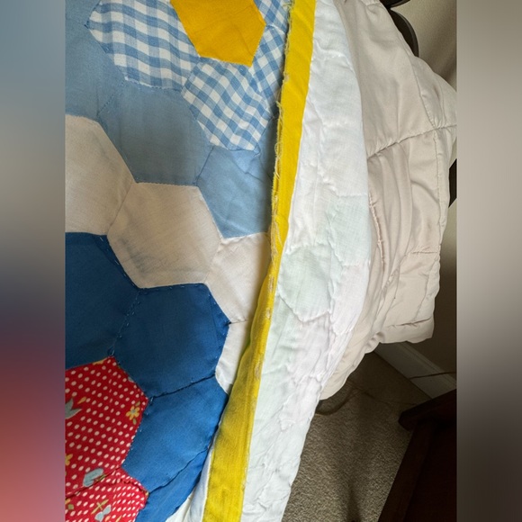 Rare Vintage 1920’s Grandmother’s Flower Garden Hand Stitched 92”x72” Quilt - Picture 8 of 15